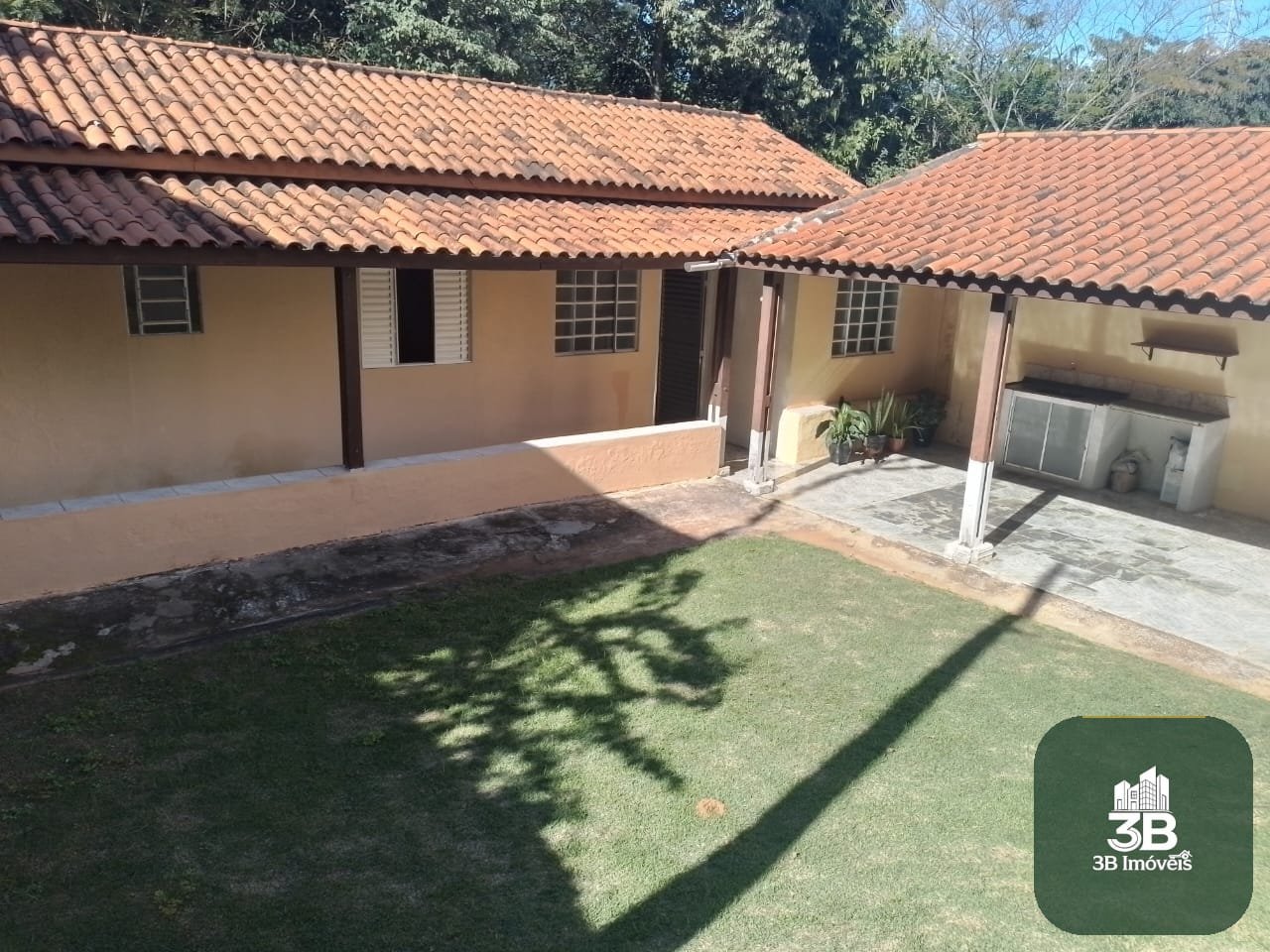 Casa térrea com 03 dormitórios no condomínio Tabatinga em Valinhos SP.