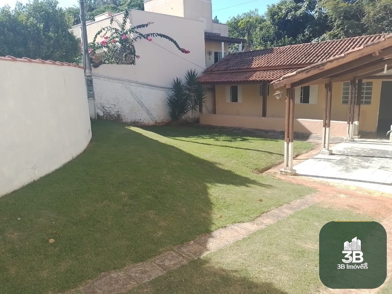 Casa térrea com 03 dormitórios no condomínio Tabatinga em Valinhos SP.