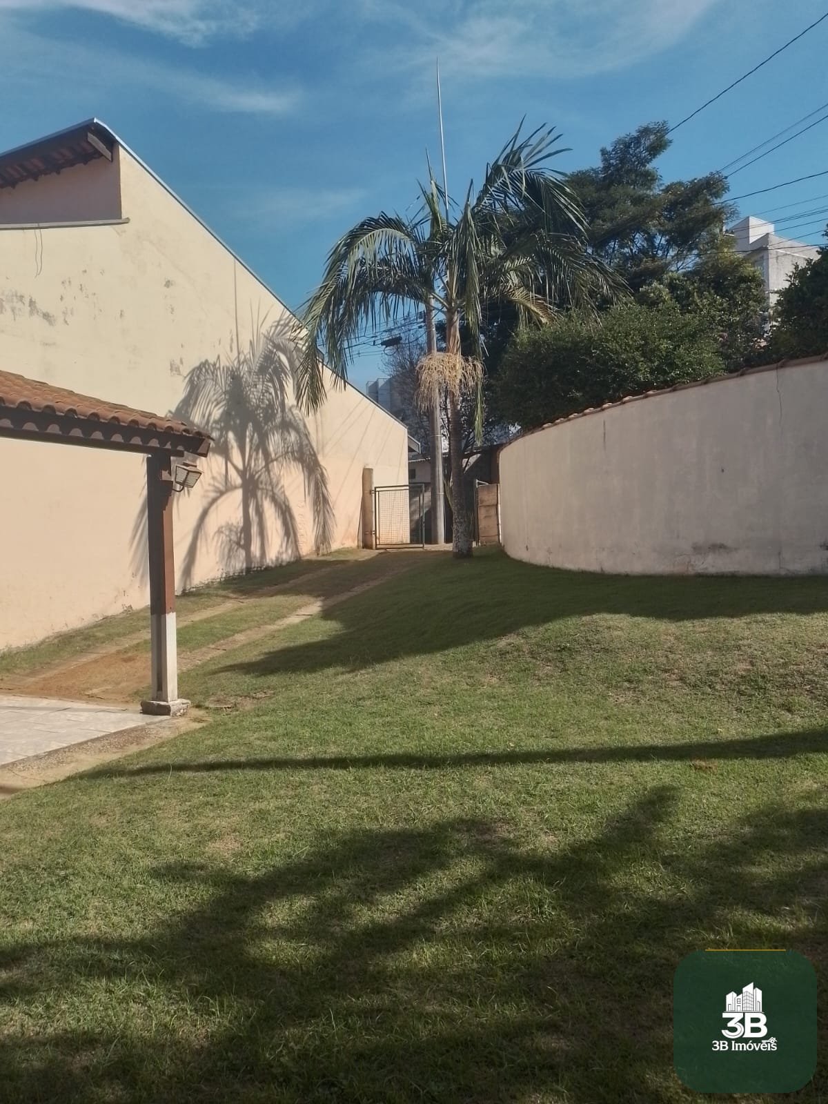Casa térrea com 03 dormitórios no condomínio Tabatinga em Valinhos SP.